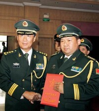 軍事科學院政委劉源頒發少將軍銜命令狀