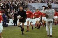 列夫·雅辛身著著名的全黑色球衫，準備為蘇聯而戰
