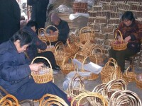 湖北襄陽市程河鎮編職工正在編製柳編產品