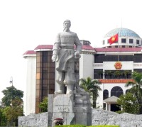 越南清化省政府辦公樓前的黎利塑像