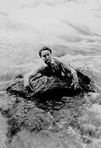 1922年的胡迪尼在游泳