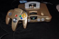 N64首創類比搖桿、扳機按鍵、手柄震動