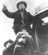 黃敬同志扶著電車向群眾講話，下為宋黎同志