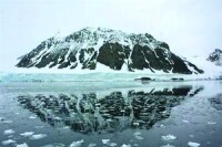 南極半島某處冰層融化殆盡 加拿大科研人員一項基於地質模型的最新研究顯示，如果全球氣溫升高導致南極西部冰蓋完全融化，美國華盛頓特區將被淹沒。南極冰蓋融化造成的影響比此前預期還要嚴重。研究報告發起者，多倫多大學加拿大高級研究所教授傑里·米特羅維察說： “南極西部冰蓋四周有一圈冰架，起著穩定冰蓋的作用。這圈冰架對氣候變化十分敏感，一旦遭到破壞，那麼南極西部冰蓋將更有可能融化崩塌。”政府間氣候變化問題研究小組2007年發布的一篇報告稱，一旦南極西部冰蓋全部融化，將導致全球海平面平均升高5米。米特羅維察和同事指出，這一預測過於簡單，由於海平面的升高受地心引力和地球自轉的影響，因此，全球範圍內其升高的程度不完全一樣。科學家擔心，按照現在全球變暖的趨勢，南極西部冰蓋將會在未來幾個世紀乃至幾十年中，部分融化甚至完全融化。“如果南極西部冰蓋完全融化，所有過程產生的後果將是，許多沿海地區海平面上升幅度比先前預測要高出最多25%，達到6至7米，”米特羅維察說， “尤其對華盛頓特區、紐約、加利福尼亞沿海地區這些人口高度稠密的地區帶來嚴重影響。”海平面升高6米將意味著：美國首都華盛頓特區將被海水淹沒。儘管華盛頓地區的海岸線並不長，但它的地勢十分低洼。此外，南弗羅里達州和路易斯安那州南部也將被海水淹沒。（