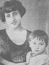 一個年輕的查爾斯與他的的母親Knar（1920）