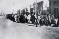 日軍在南京大街上搜捕難民