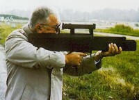 尤金·斯通納試射G11無殼彈步槍