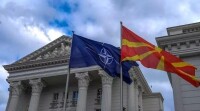 馬其頓國旗（右一）