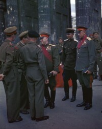 1945年，羅科索夫斯基（右）和朱可夫在勃蘭登堡門前會見蒙哥馬利