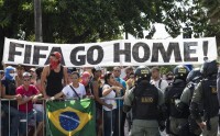 抗議人群打出反對舉辦世界盃的標語