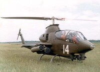 AH-1G後期型尾槳從垂尾左側移到了右側