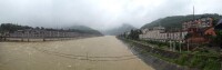 在褒河大橋向北拍攝褒河雨後的全景照.