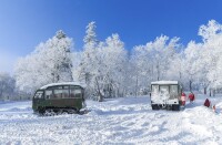 坐雪地摩托看日出