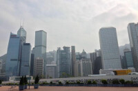 皇后坊大廈就在新加坡河對岸