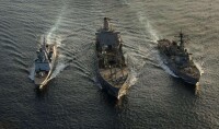 阿基坦號與美國海軍艦艇海上補給