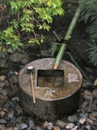 位於京都龍安寺的蹲踞