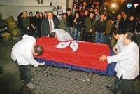 黃福榮靈柩蓋香港區旗