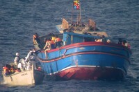 加海岸警衛隊一艘船護送被困的船離開。