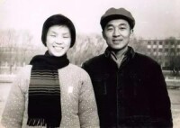 年輕時的吳建民（右）與夫人施燕華