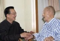 2006年，溫家寶探望孫起孟同志