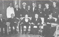 丘吉爾、羅斯福及其代表團成員在戰艦上合影