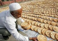 為支援地震災區，烤饢師傅在烤制饢餅。