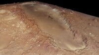 火星奧爾庫斯隕坑長約380公里，寬約140公里