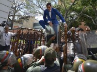 瓜伊多跨越欄桿，“強闖”議會
