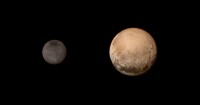新視野號探測器拍攝的卡戎（左）與冥王星