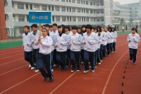 在萍鄉中學操場上跑操的學生