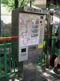 兩鐵合併前輕鐵月台的售票機