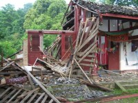 512汶川特大地震后的金華寺