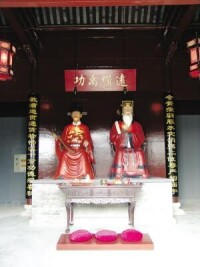 陳潘二公祠中的潘季馴塑像（右）