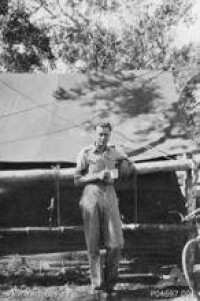 1944年，惠特拉姆在昆士蘭州擔任空軍軍官