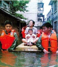 武警在轉移災民