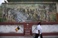 金沙薩火車站紀念修建鐵路的剛果奴隸勞工的紀念碑
