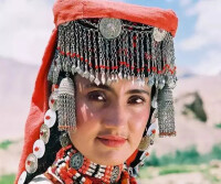 在節日中穿著民族服飾的圖瓦族少女