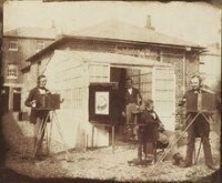 塔爾博特（最右）與人在研究攝影，1846年。