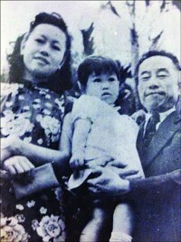 譚天度與妻子陳新及女兒