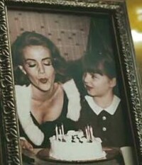 電影中6歲生日的勞瑞爾和母親莎莉