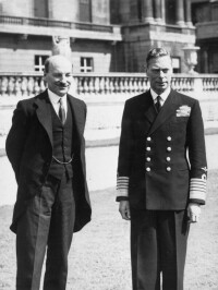 1945年勝選后拜會英國國王喬治六世