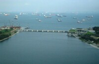 政府把新加坡河的入海口封起來，建成蓄水池