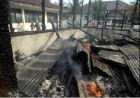 學生們燒毀的校舍