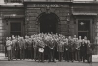倫敦皇家學會大樓前的物理學家（1952年）。