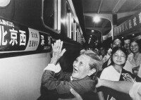京九鐵路沿途革命老區人民喜迎火車