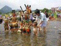 神像河裡沐浴凈身