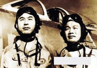 飛行大隊長高翔（左）和副大隊長黃鳳生合影