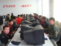 小學生在上電腦課