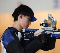 男子10米氣步槍俞繼康奪冠 賽中調整槍支