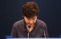 朴槿惠在韓國首爾發表《致國民書》前鞠躬。